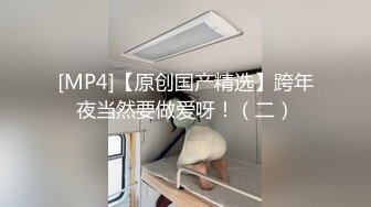 花臂纹身小哥让妹子自己自慰,侧入猛操太大妹子受不了