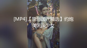 漂亮女友化好妆突然说不带她逛街了，躺在床上生闷气，拿大鸡巴哄她也不开心，软磨硬泡好一会儿才给口！