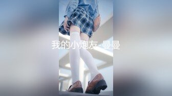 韵味阿姨带着女儿一起上厕所，阿姨还来着姨妈 嘘嘘的尿液流淌着姨妈血