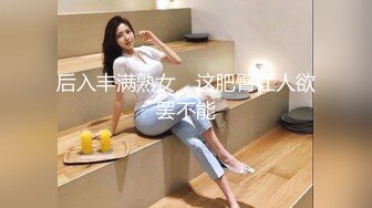 跟随医药公司的长发大波浪美女进厕所尿尿发现她的逼毛造型挺酷