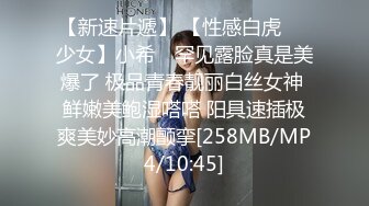 极品美少妇 与炮友在家中做爱，一大早起来就忍不住了，抱着啃鲍鱼大屌被吹箫，招式繁多战场漫房间