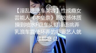 中性打扮短发眼镜美女，没穿内裤玻璃黄瓜爆插小穴，掰开紧致嫩穴捅入，没搞几下流出白浆，插得娇喘低吟很是诱人