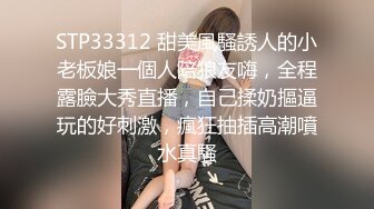 这妞够骚跟两个小哥玩3P，全程露脸丝袜情趣口交两个大鸡巴