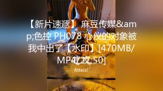 周末表妹来家里玩透过门缝偷窥她洗澡竟然一边洗澡一边用我的刮胡刀刮毛