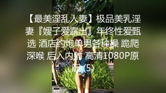 客户一个电话女友随叫随到看到女友卖力谈客户的样子感觉棒极了