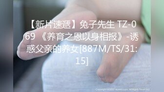 大眼可爱妹子脱掉后露出极品粉色蝴蝶鲍鱼，手指抠逼自慰