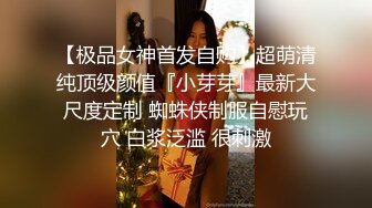 年轻小情侣酒店和长发妹子花样做爱无套征服这个小扫货，掰开逼逼很是粉嫩对白刺激