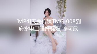 写字楼女厕浅蓝齐逼裙红唇大眼女神❤️不提裤子直挺着嫩穴让人疯狂