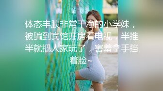 新流出❤️大学城附近女厕 全景后拍通话中的白裙美女尿完尿不擦逼忙着赶路