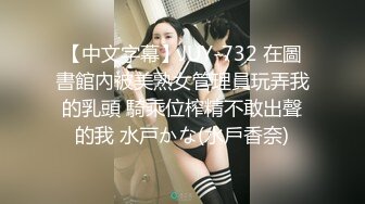 尾随偷拍开衩亮闪闪蕾丝裙美女排队买单被抄底红色蕾丝内包裹肉臀和家人逛街的白裙长腿美少妇米白骚内