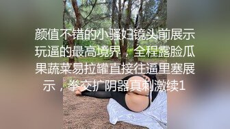 清純天真爛漫眼鏡文藝女婊，墻上掛著自己藝術寫真照，很反差