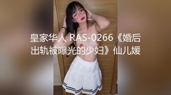 巨乳良家颜值少妇在狼友的挑逗下脱光了衣服，躺在床上跳弹自慰揉捏诱人的大奶子，逼逼特写，精彩不要错过