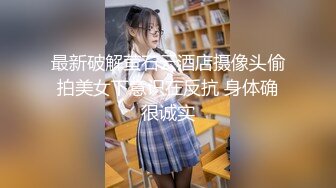 蝴蝶逼社会小妹颜值不错一个人精彩大秀，抽着小烟揉着奶子自慰逼逼真骚，性感的裸体蹦迪模式真骚，精彩刺激