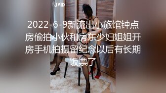 黑客破解家庭网络摄像头偷拍 老夫嫩妻在家里客厅做爱突然来了个女的坐在一边感觉她们三人关系有点特别.