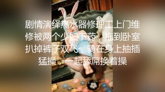 用金钱征服的女神，拉去开房跪舔大鸡巴，小手肌肤还挺白嫩的，怎么就会崇拜钱了呢！