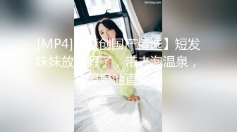 两个年轻小妹被小哥一个人玩弄，好姐妹吃奶亲嘴小哥在下面抠逼给狼友看，好多淫水口交大鸡巴深喉，轮草两女