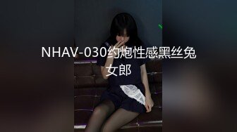 只穿着一件裹胸黑衣的性感大长腿美女 下体逼毛黑黝黝