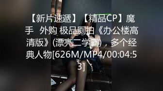 再次溜进商场头偷拍珠宝专柜的美女掰着屁股尿