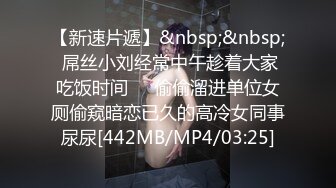 女仆装的黑丝少妇跟两男玩3P，玩完游戏开始伺候大哥，胖瘦组合听狼友指挥吃鸡巴，被两男前后玩弄草到高潮