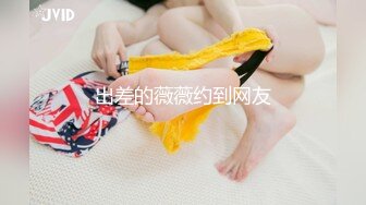 美女穿着渔网蕾丝晚上逛街