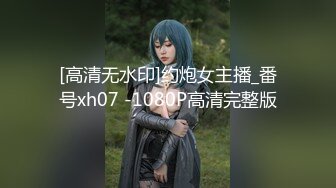 身材火辣的模特美女家里花洒头坏了找师傅来维修勾引他在浴室里