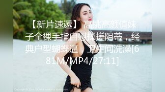 花臂纹身娇小身材贫乳美女小姐姐，性感开档黑丝高跟鞋，振动棒抽插坐在浴室地上自慰，跪着翘起美臀摆弄