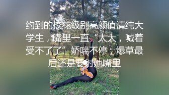 风骚熟女和一帮老男人KTV 秀口活，直接站上桌子就吃鸡巴，旁边还有小哥偷笑！