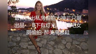 前后夹击黑丝美少妇，女上位骑乘双飞大战熟女，一个个骚的不要不要