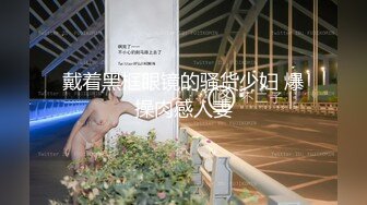 无毛逼极品小姐妹高颜值被两个黑鬼大鸡巴玩弄，全程露脸各种体位爆草蹂躏，揉奶玩逼骚穴和菊花一起插真刺激