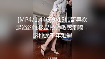 终极反差露脸女神！不做万人追淑女却要做土豪的小母狗，重金定制大学生美眉居家淫荡露脸自拍，化妆品酒瓶子手各种紫薇 (2)