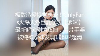 抄底漂亮少妇 和闺蜜一块逛街 看着特别干净的蓝白内内