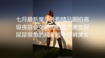 科技楼蹲守一下来了两位少妇左一个右一个忙的不亦乐乎