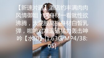 同城交友软件上认识的性感美女少妇聊熟后约出来和朋友一起玩3P