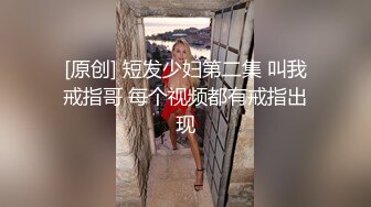 长卷发美少妇露脸镜头前第一视角道具插穴，进出阴道轻松自如