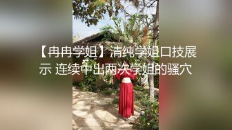 颜值身材都很不错的球衣小妹穿上性感的黑丝跟大哥激情啪啪，撸着大哥的鸡巴让大哥抠逼玩弄