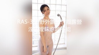 美妞坐在弯曲的大黑鸡上面享受