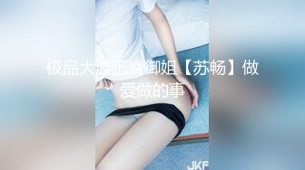 【家庭摄像头破解】骨感美女待客厅看电视，竟然给看哭啦，眼泪哗哗地流，还和狗狗亲嘴!