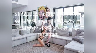 新来的小少妇全程露脸闷骚型了，听狼友指挥镜头前玩逼特写水好多，道具抽插浪荡呻吟玩弄骚奶子精彩刺激不断