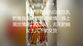 小吃店全景偷拍 B上粘了一块纸巾的小美女