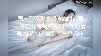 大一学妹爱啪啪露脸在镜头前让小哥玩弄，揉奶玩逼给狼友看特写，让小哥在沙发上草嘴无套抽插爆草射嘴里吞精