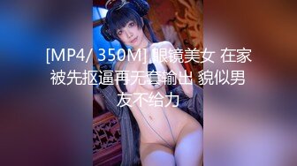 很是風騷淫蕩美少婦穿著開襠網絲不停的翹著屁股展示大肥臀和騷穴 掰開騷穴很淫蕩