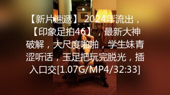 官方售价36元 警惕性超强的美女穿着超短蓬蓬裙根本捂不住浅紫色和白色的格子内蕾丝边带翅膀屁股两侧有点黑