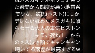 狂野的小野猫燃情户外跟小哥激情啪啪，漏脸口交大鸡巴让小哥玩奶子，衣服都没脱玩就草上了，真实紧张刺激