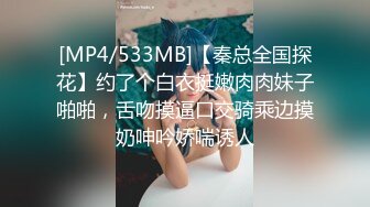 趁表妹洗头时候眼睛无法睁开的时候偷拍她洗澡,可能女人第六感觉察觉到了,表妹问谁在外面