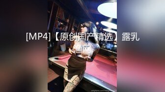 [MP4/ 924M] 乖巧甜美00后嫩妹！多人群P双洞齐插！一堆妹子轮番上，三男双洞齐开嘴里再插个