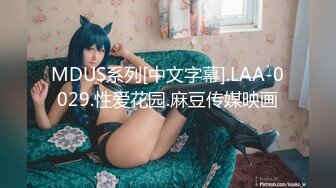 [MP4]【泪痣网红美女表演骚逼吃香蕉】双指猛扣大量喷水，娇喘呻吟淫荡的很，假屌深喉一脸享受，极品美腿更是诱人