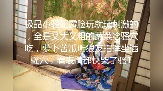 绿帽情节：边与男友视讯通话边跟陌生男子做爱，当着自己男友的面被操的高潮