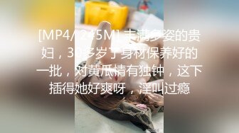 爆乳小骚鸡床边跟大哥激情啪啪，撸着大鸡巴口交给大哥弄硬了好干穴，被大哥扛着一条腿爆草抽插浪叫呻吟撸射