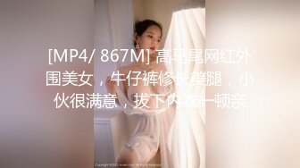 [MP4/ 231M] 精壮小伙双飞熟女- 黑丝大奶熟女给小伙舔屌眼神拉丝爱已慢慢